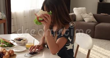 可爱的饥饿的女人吃着美味的三明治享受食物